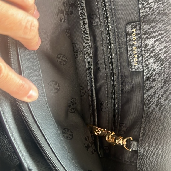 Tory Birch classic black bag needs reserected🌸 bottom and inside like new - Picture 8 of 8